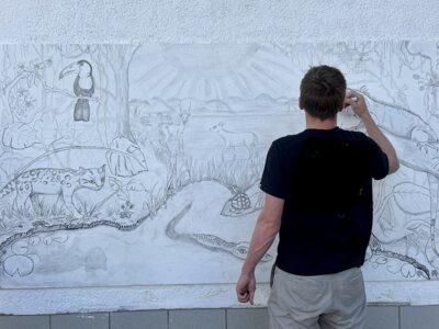 Vorschaubild: Am Nachmittag gestaltet Max Wiegant mit den Kindern ein Wandbild.
