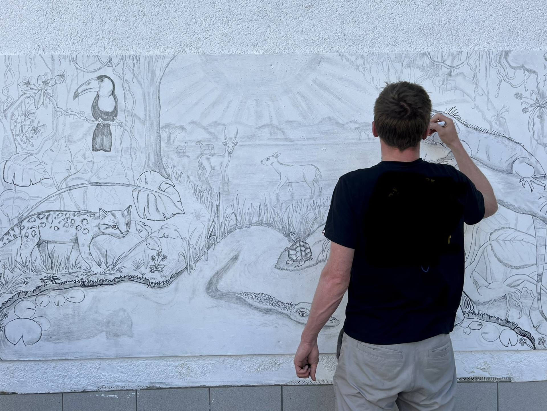 Bild: Am Nachmittag gestaltet Max Wiegant mit den Kindern ein Wandbild.