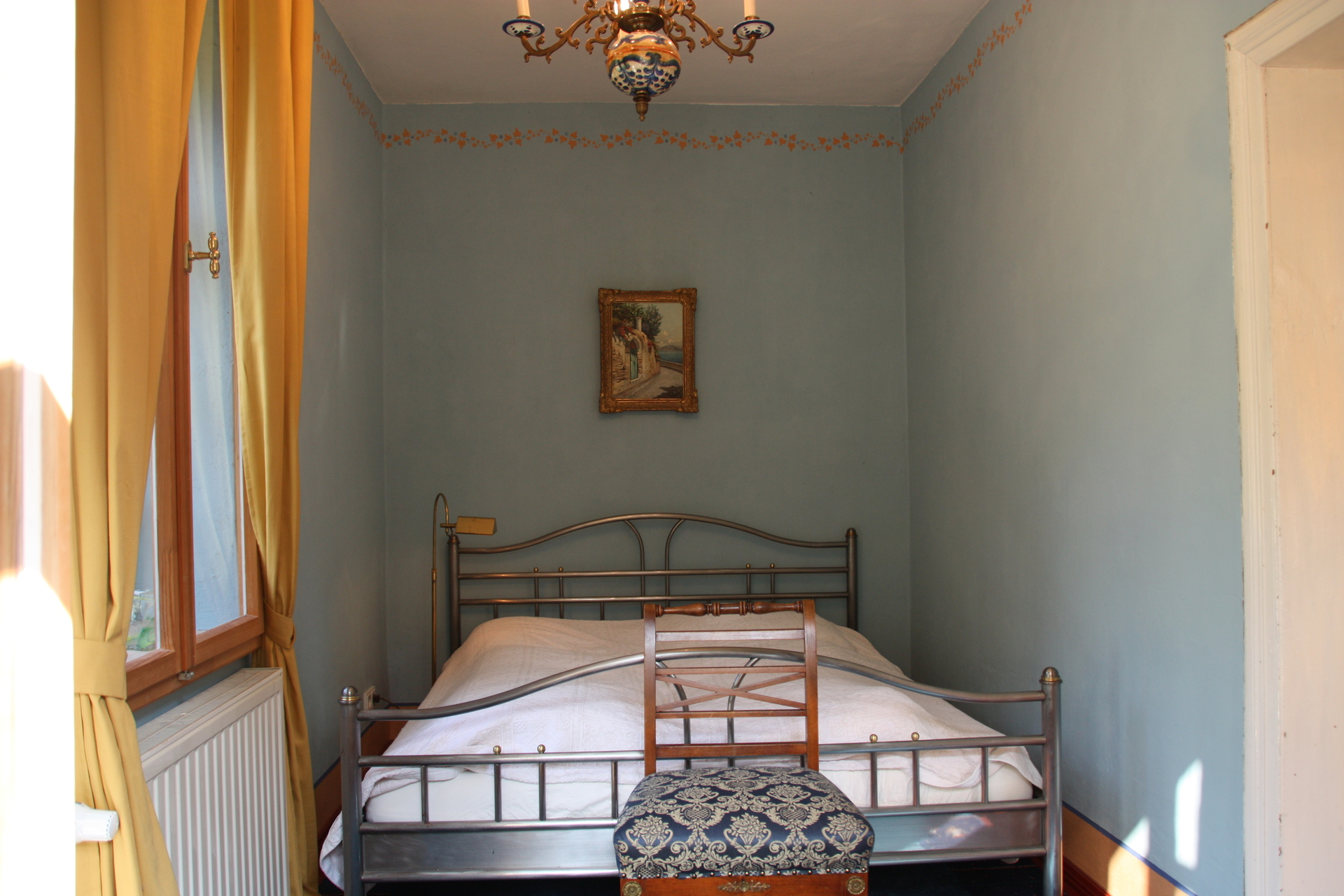 Bild: Schlafzimmer mit Doppelbett 200 x 160 cm