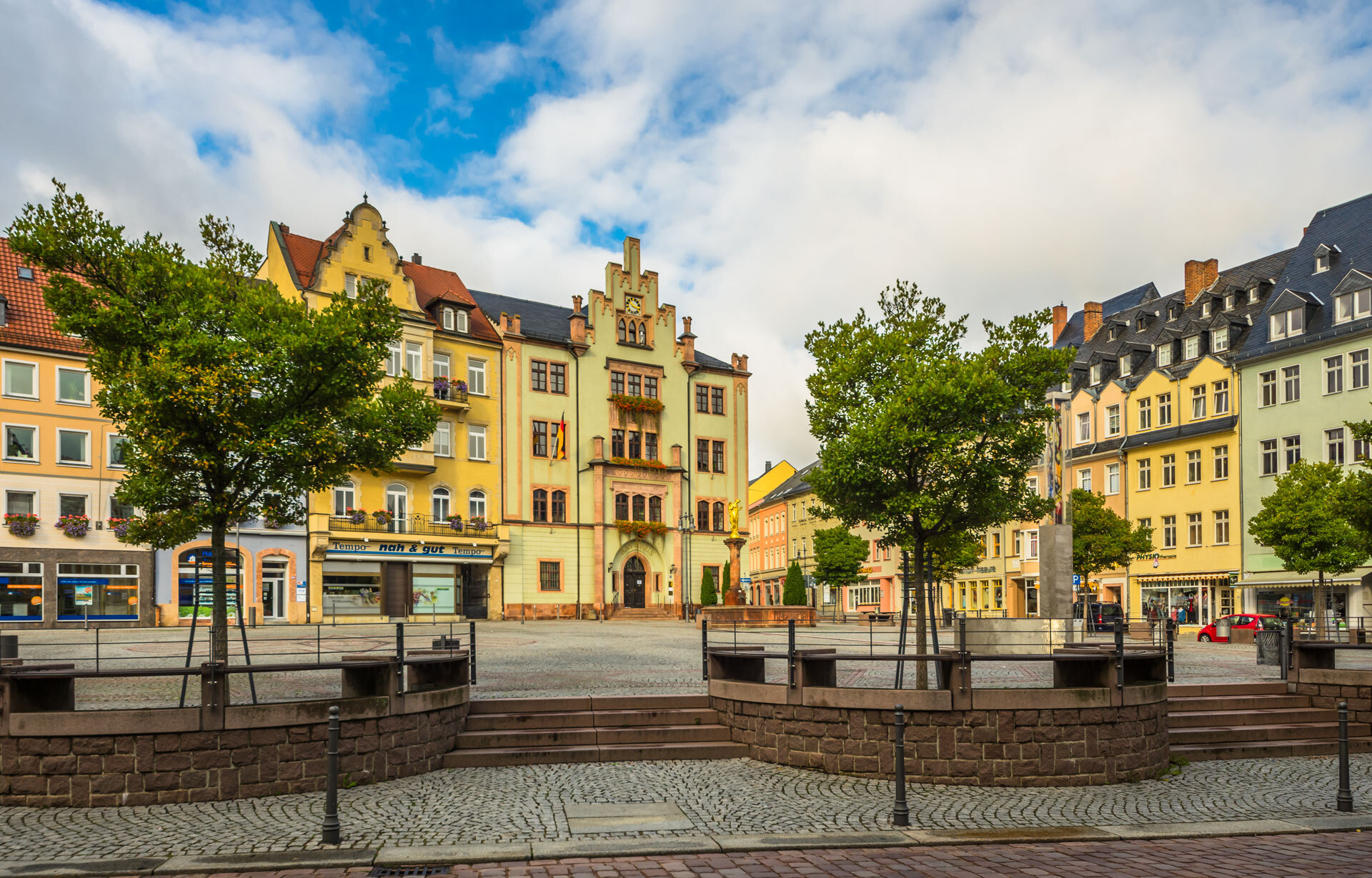 Uwe Lutz - Markt mit Rathaus  (Bild vergr&ouml;&szlig;ern)