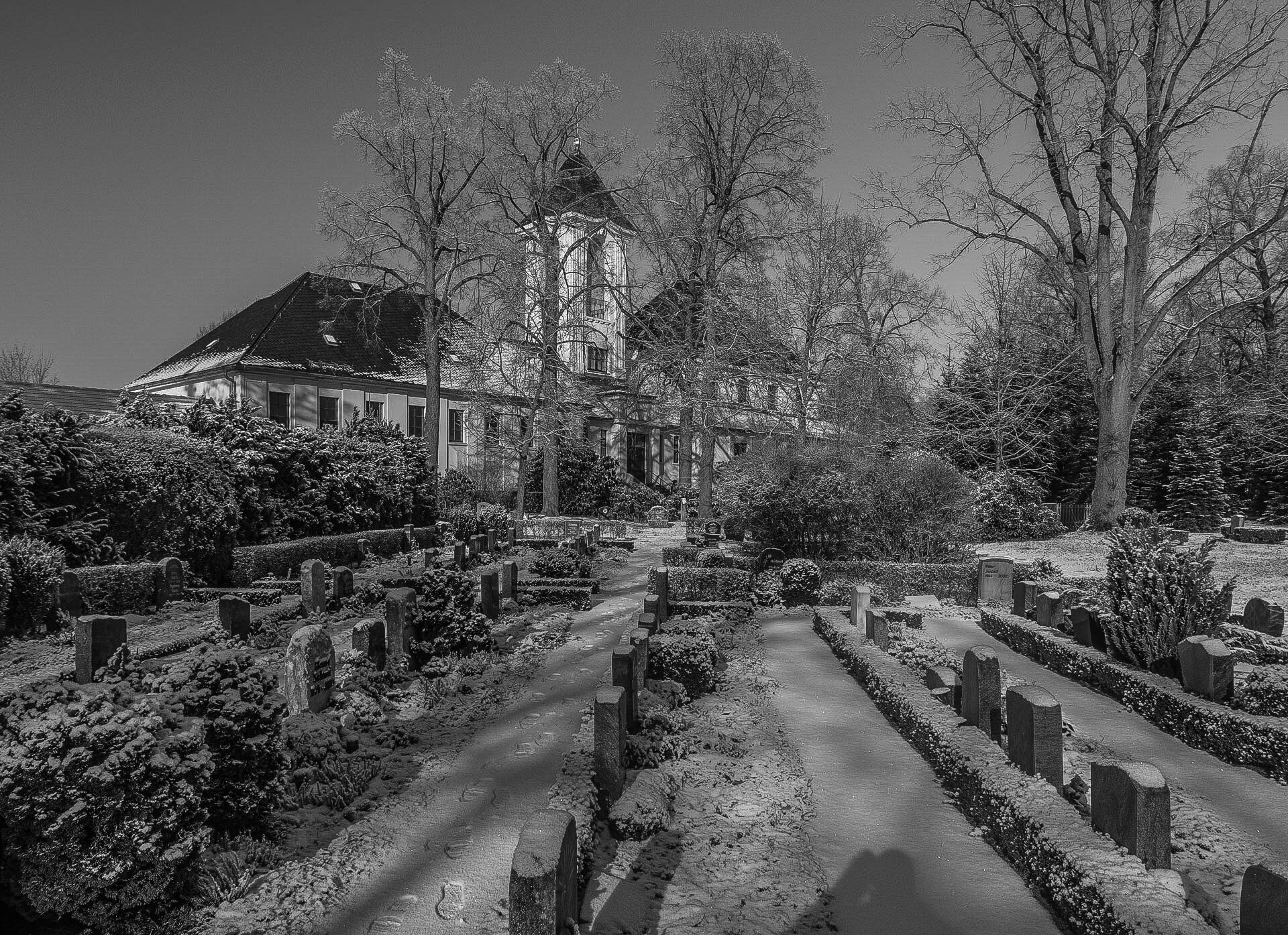 Uwe Lutz - Kapelle neuer Friedhof  (Bild vergr&ouml;&szlig;ern)