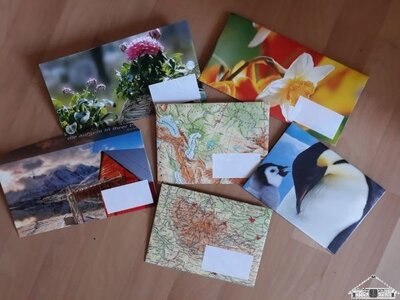 Vorschaubild: Briefumschläge aus Kalenderblättern und alten Landkarten.