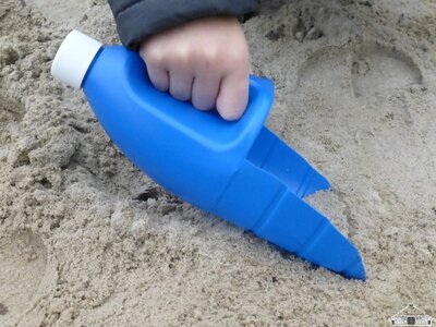 Vorschaubild: Besonders begeistert sind die Kinder von den Super-Sandschaufeln. Je größer die Flasche, umso mehr kann geschaufelt werden. Die weiße Schaufel wurde als 