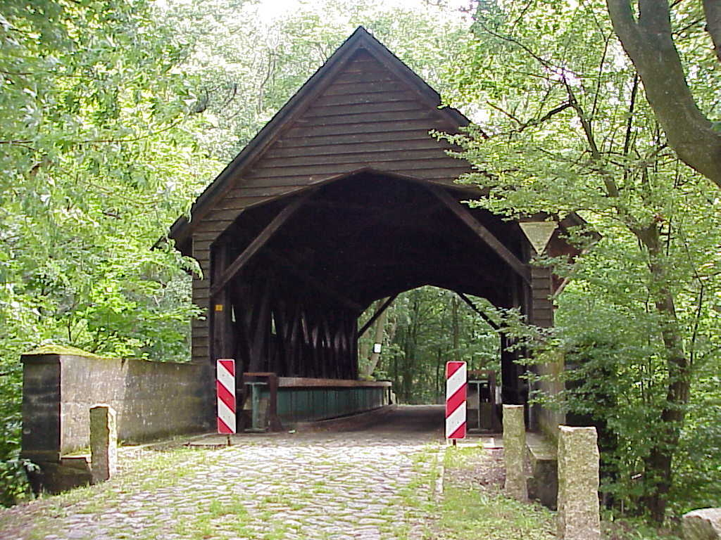Bild: Wesenberg - Durchfahrt historische Brücke Ahrensberg