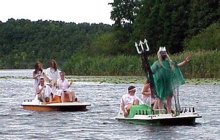 Bild: Neptun im Anmarsch - immer eine Attraktion für unsere jungen Gäste.