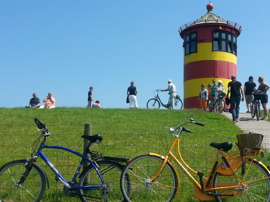 Bild: Mit dem Rad am Pilsumer Leuchtturm ©www.ostfriesland.travel
