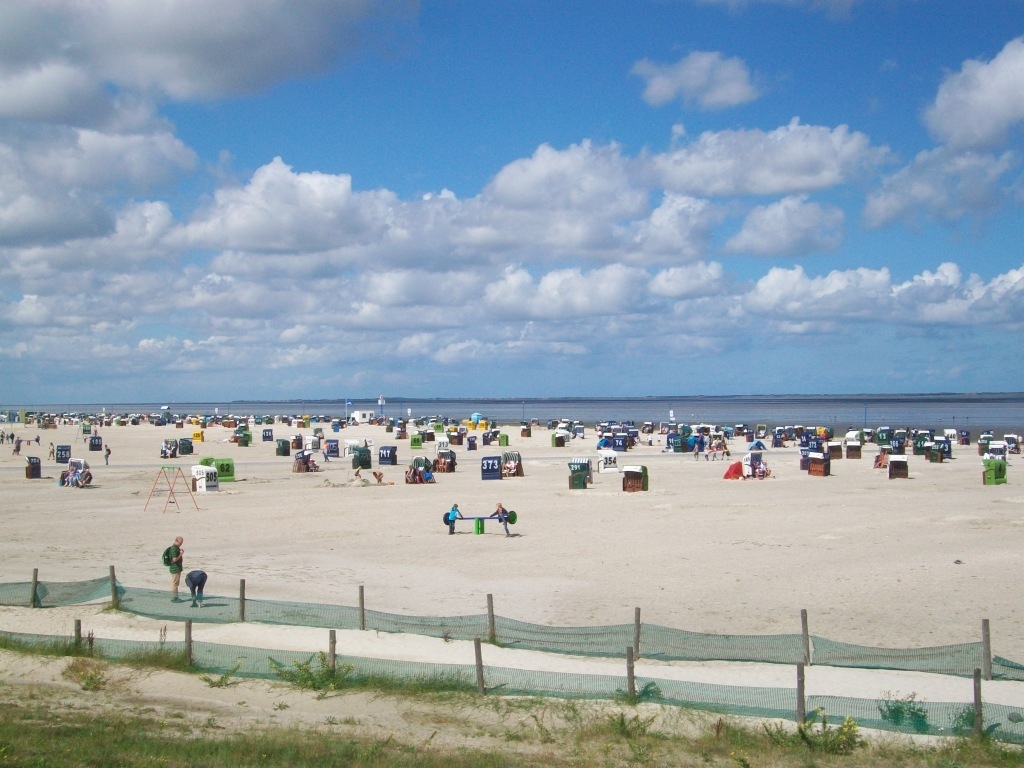 Bild: Am Strand von Neuharlingersiel ©www.ostfriesland.travel