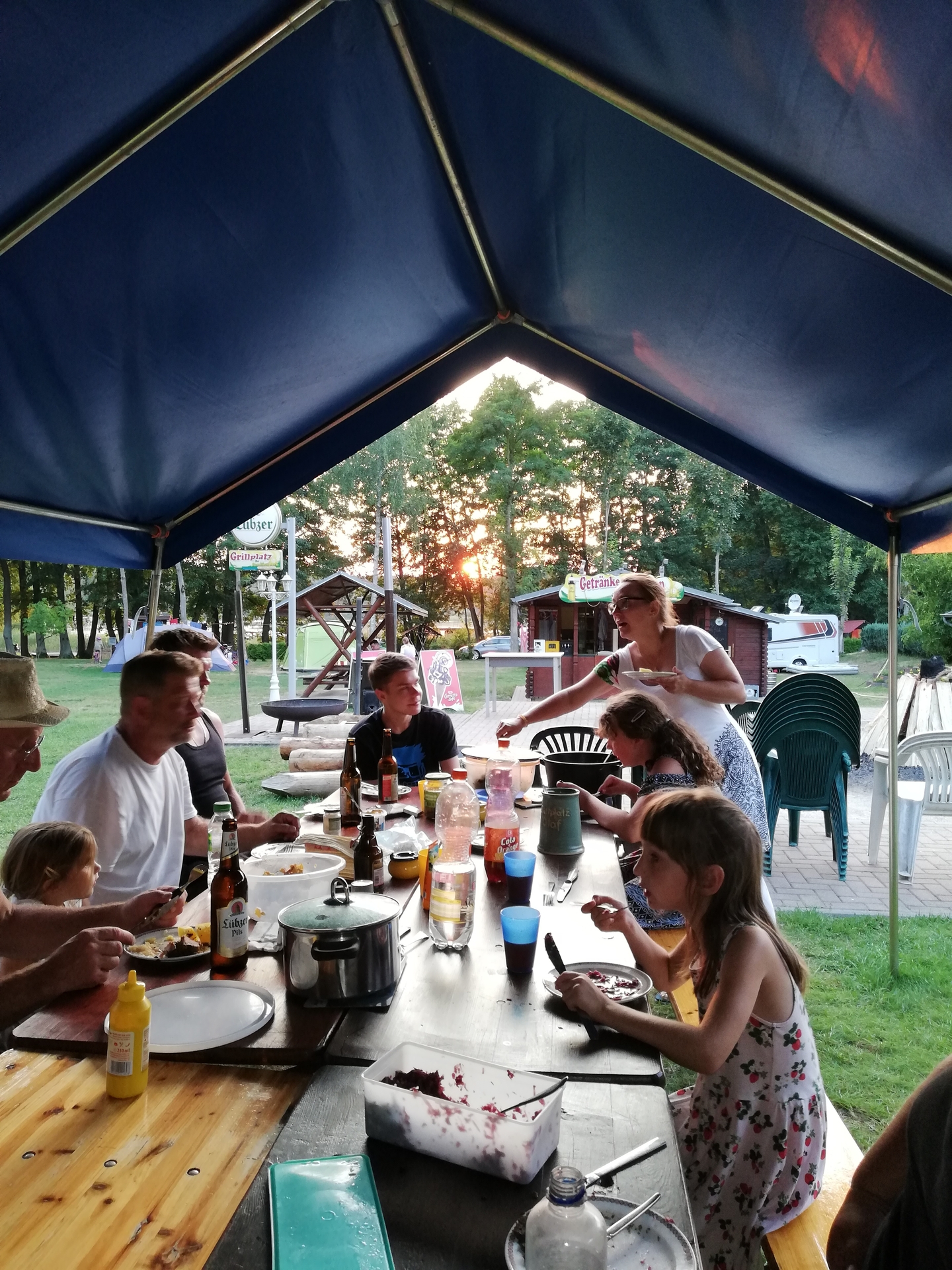 Bild: Abendbrot am Lagerfeuerplatz