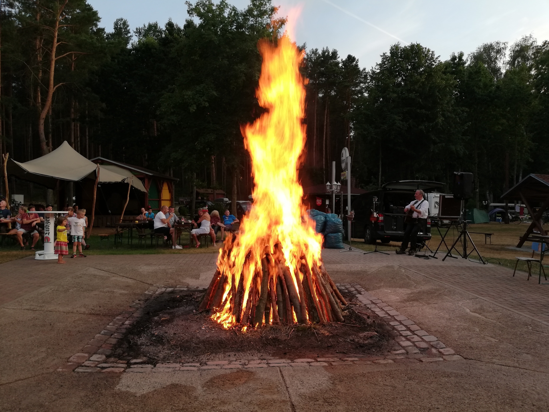 Bild: Grillabend- das Lagerfeuer im Mittelpunkt