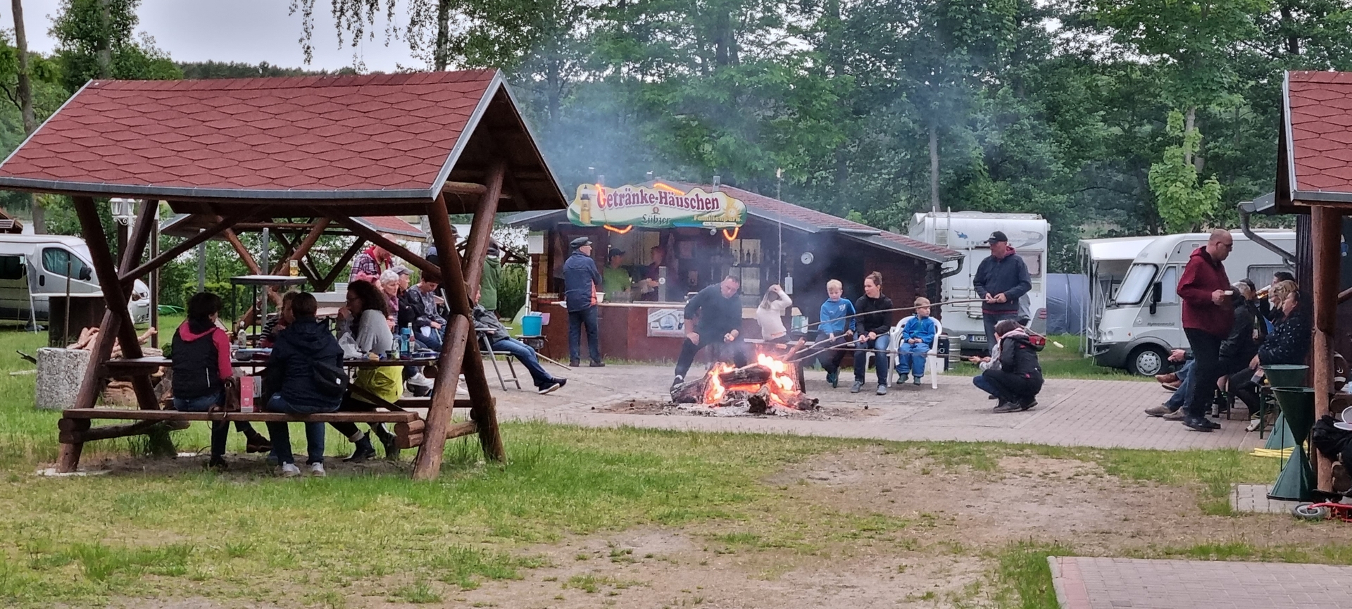 Bild: Stockbrotbacken am Grillabend