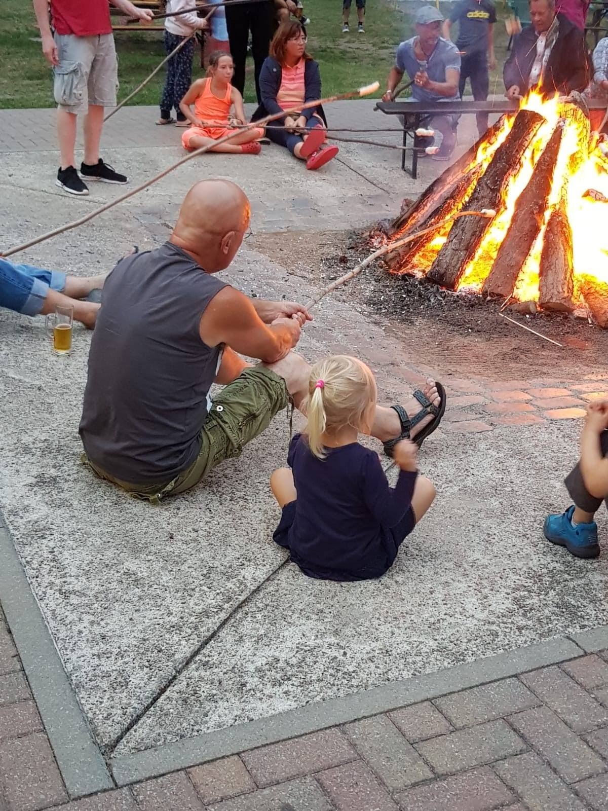 Bild: Stockbrotbacken für