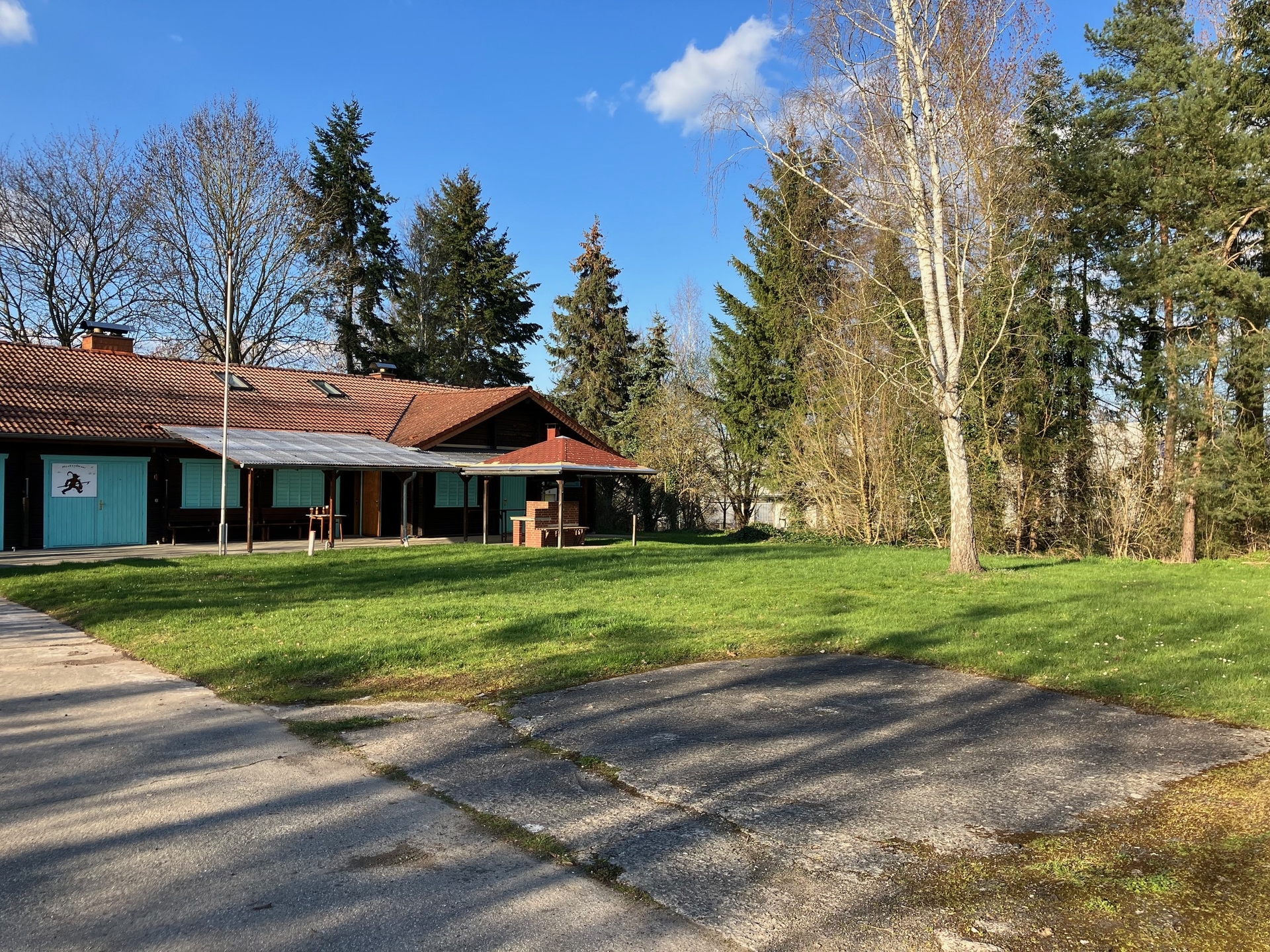 Bild: Bootshaus mit Campingwiese