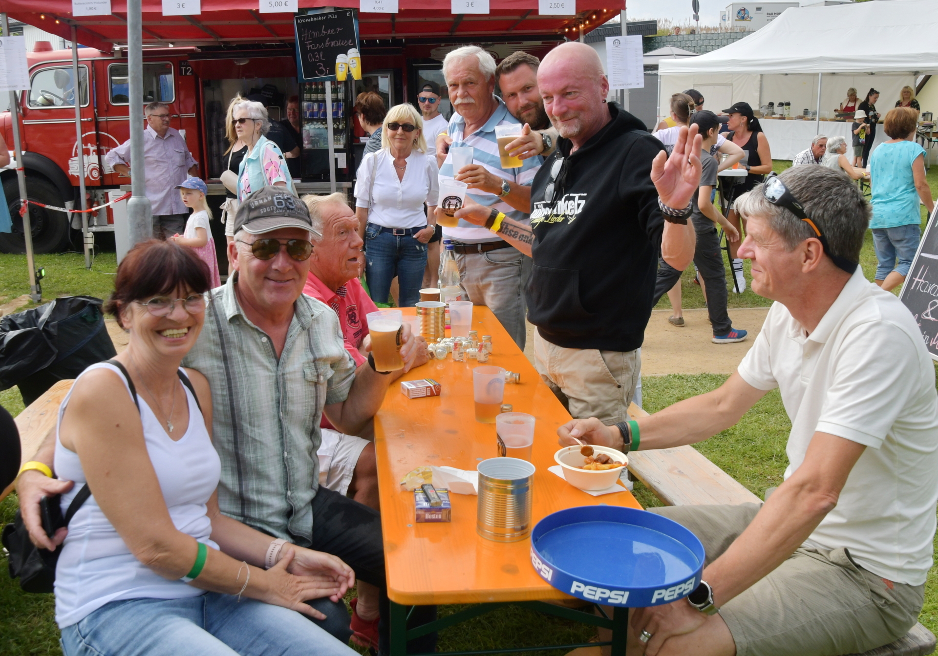 Gute Stimmung schon am Nachmittag ...  (Bild vergr&ouml;&szlig;ern)