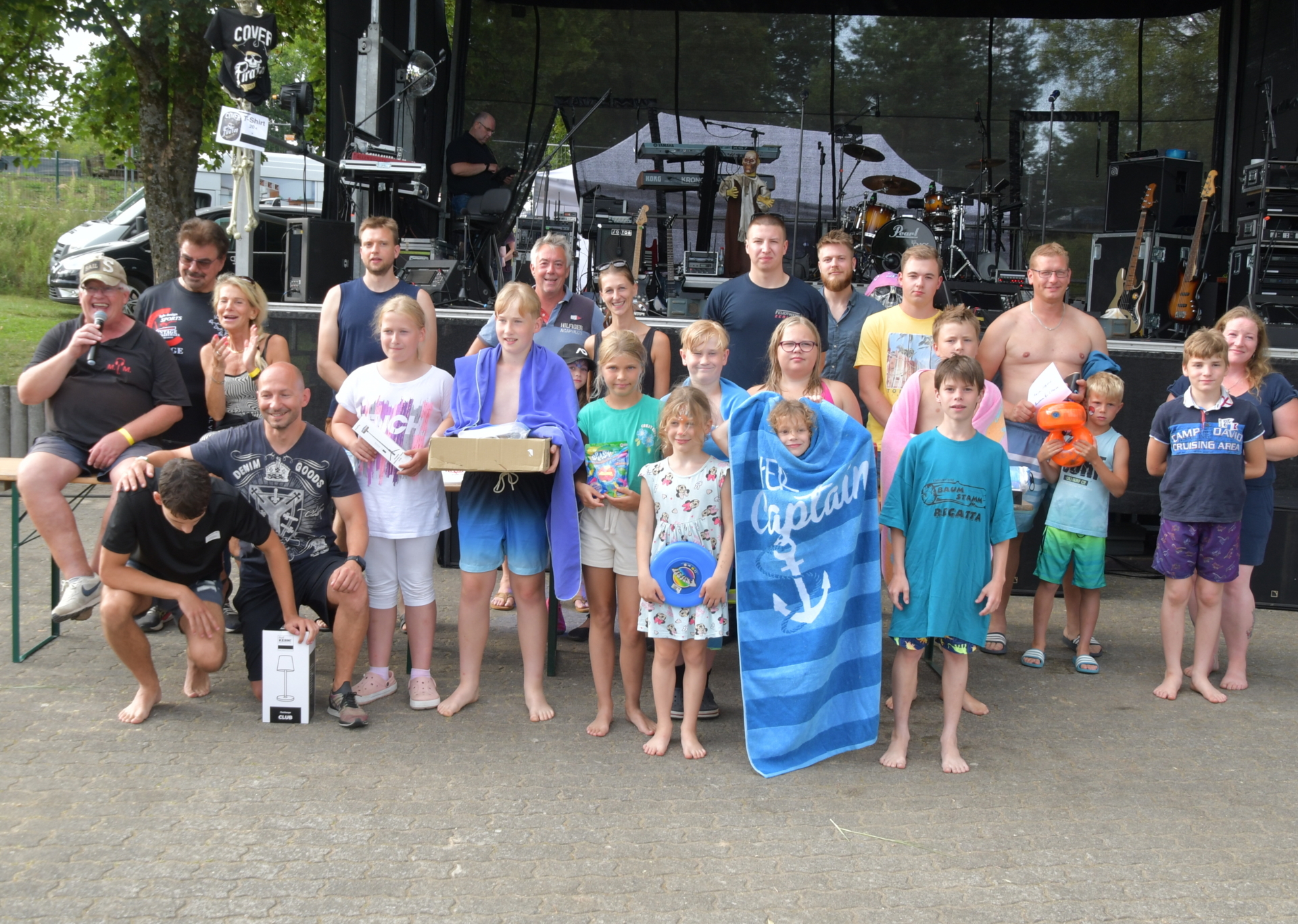 Die Teilnehmer der diesj&auml;hrigen Baumstammregatta. Jede Teilnehmerin und jeder Teilnehmer erhielt einen Preis.  (Bild vergr&ouml;&szlig;ern)