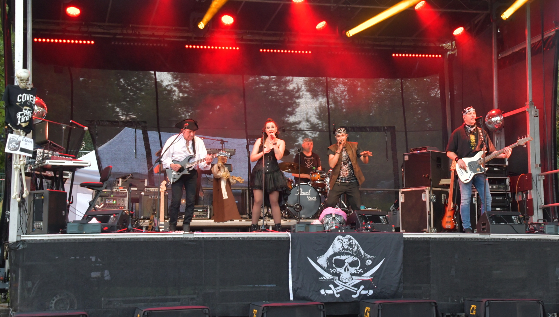 Die Partyband &bdquo;DIE Coverpiraten&ldquo; begeisterten das Publikum.  (Bild vergr&ouml;&szlig;ern)