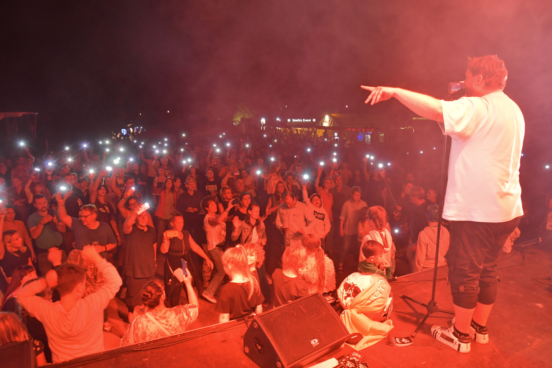 Seine ansprechende selbstkomponierte Ballade lie&szlig; die Lampen der Handys erleuchten.  (Bild vergr&ouml;&szlig;ern)