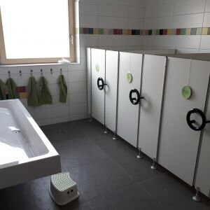Vorschaubild: Waschraum Kindergarten - Die Waschräume grenzen direkt an die Gruppenräume an und sind altersgerecht ausgestattet!