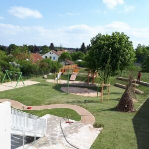 Vorschaubild: Garten - Der Garten bietet den Kindern viel Platz, Natur und Spielmöglichkeiten.