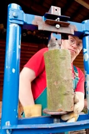Bild: person mit Holzstamm