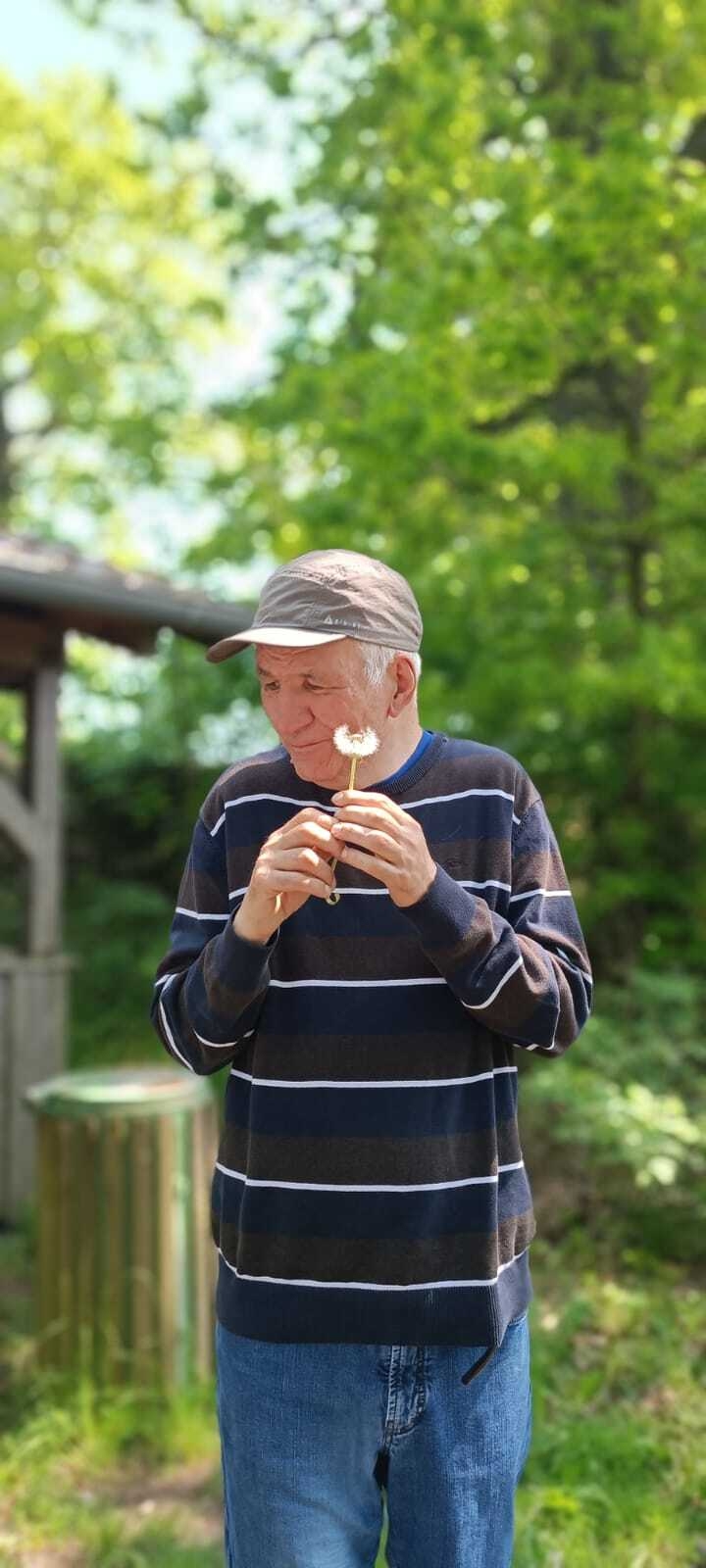 Bild: Person mit Pusteblume