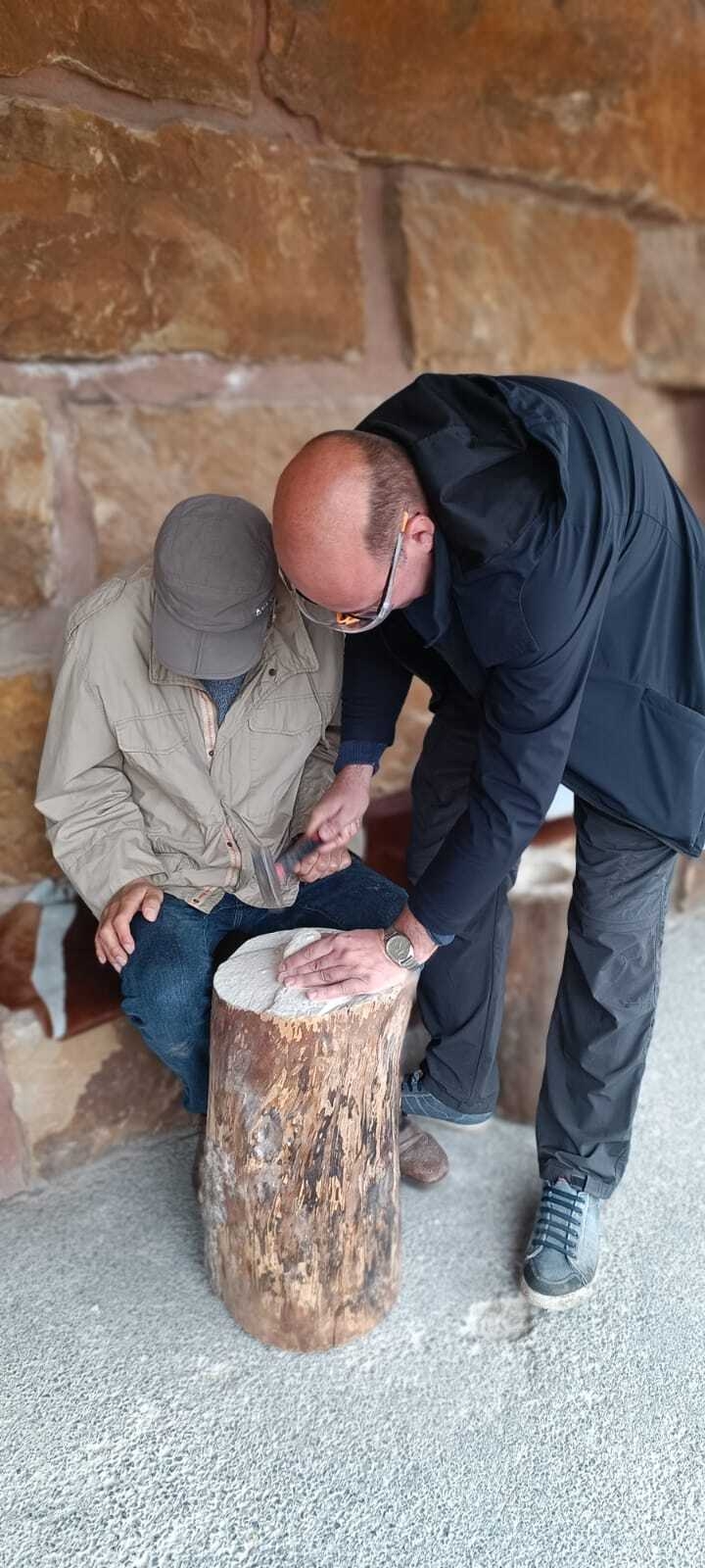 Bild: Personen mit Holz