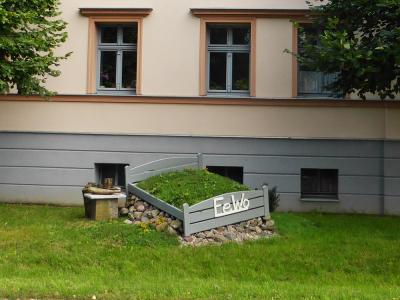 Vorschaubild: Das Bett als Einladung vor dem Skudden-Hof