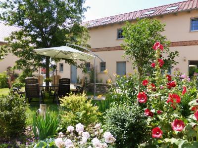 Vorschaubild: gemütlicher Hof vor dem Urlauberhaus 2016