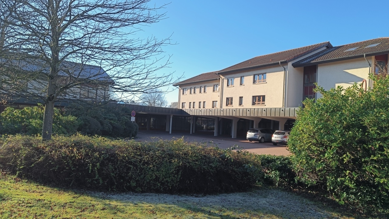 Bild: Blick von der Straße auf den Haupteingang der Schule