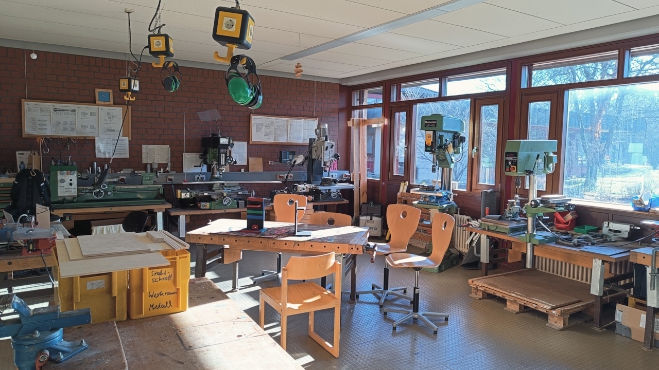 Bild: Metallwerkraum mit Ständerbohrmaschinen