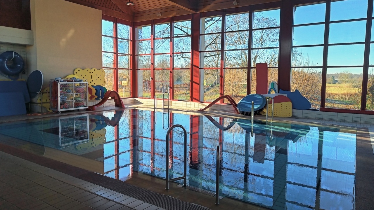 Bild: Schwimmbecken der Schwimmhalle und zwei mobile Rutschen