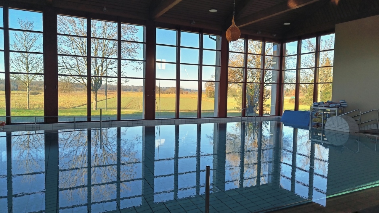 Bild: Schwimmbecken der Schwimmhalle und Materialschrank