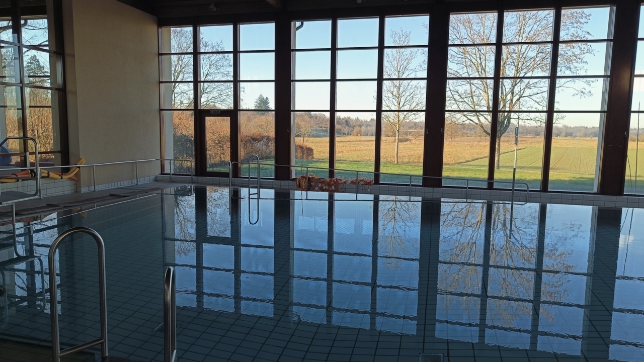 Bild: Schwimmerbecken des Schwimmbads mit 1-Meter Sprungbrett