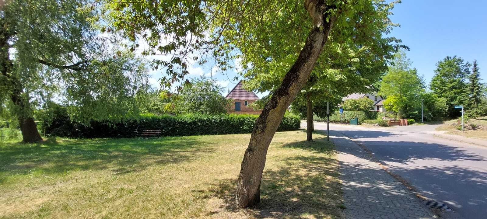 Bild: Vorplatz an der Kirche von Pampow