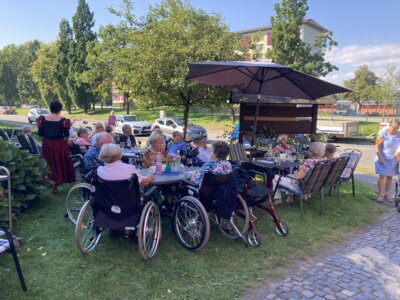 Vorschaubild: Auch die Bewohner des Hospitalstiftes genießen das Fest