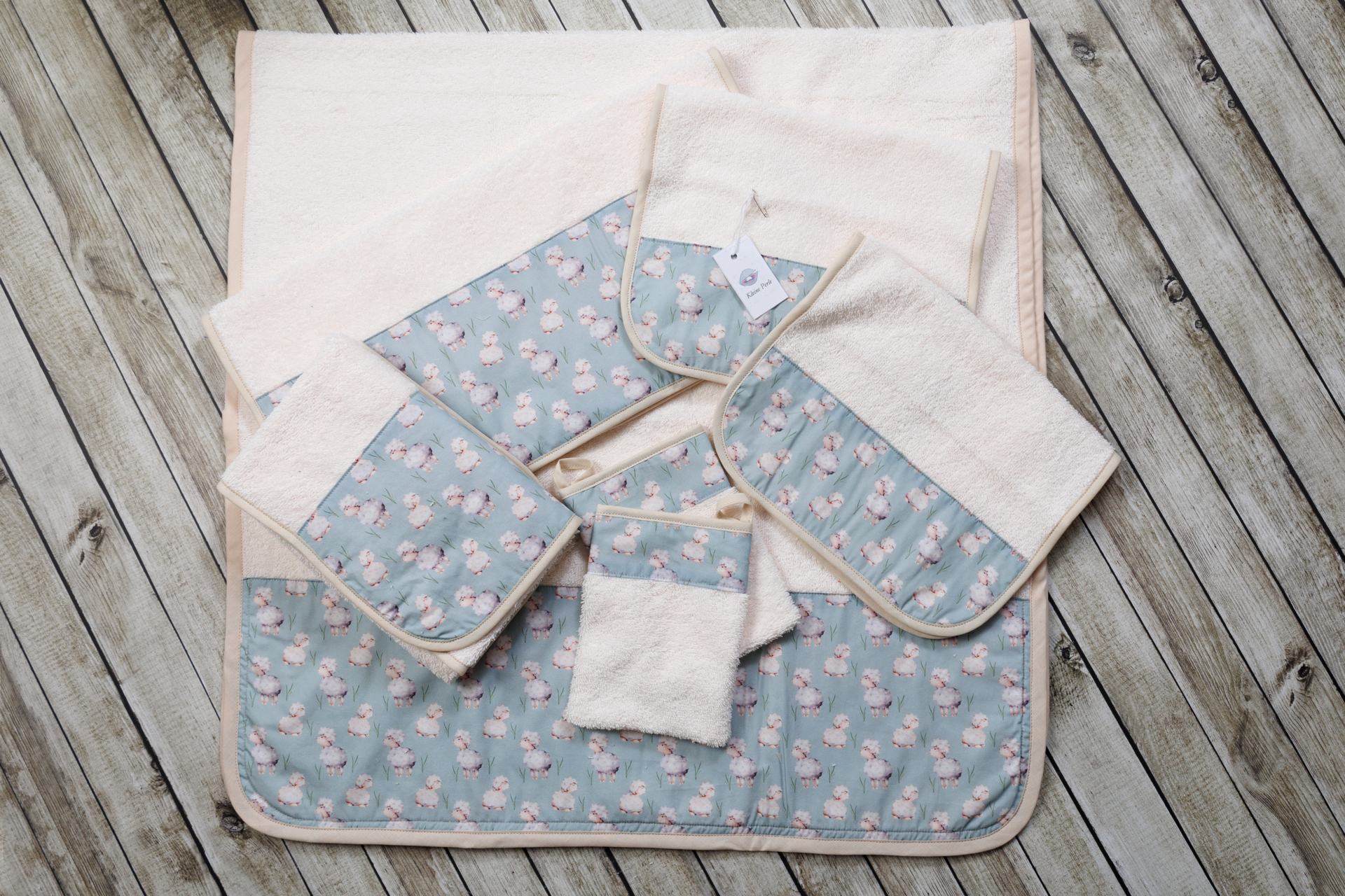 Bild: Duschtuch, Handtuch Schäfchen | Duschtuch 70 x 140 cm, Handtuch 50 x 100 cm, Gästetuch 30 x 50 cm, Waschhandschuh 15 x 20 cm in creme mit Schäfchen-Stoff belegt, gefertigt aus 100 % Baumwolle