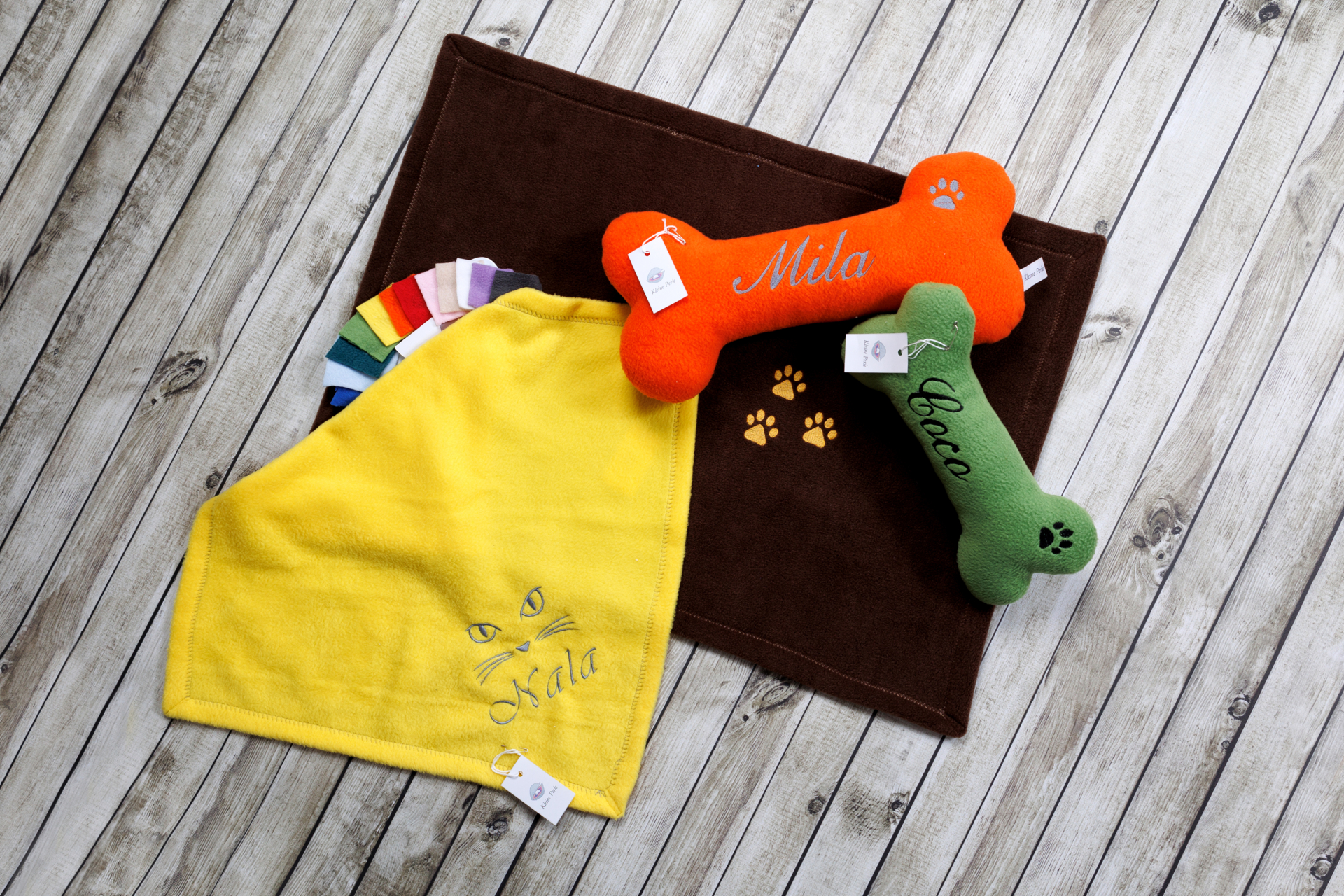 Bild: Fleece Decke, Knochen | Decken für Hund und Katz‘ aus 100 % Polyester-Fleece in verschiedenen Farben, auf Wunsch bestickt, und Knochen in klein und groß als Spielzeug, mit Rassel oder Quietsche oder auch ohne in den Größen 50 x 70 cm für mittelgroße Hunde und 50 x 50 cm für Katzen