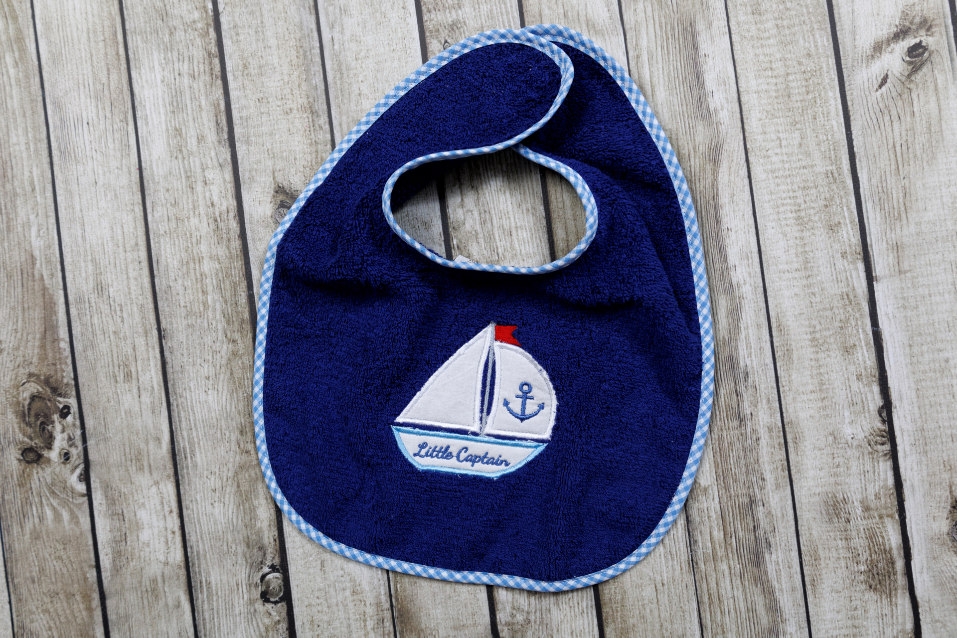 Bild: Lätzchen Schiff | Lätzchen in royalblau mit Motiv Segelschiff, auch mit anderen Motiven erhältlich, gefertigt aus 100 % Baumwolle