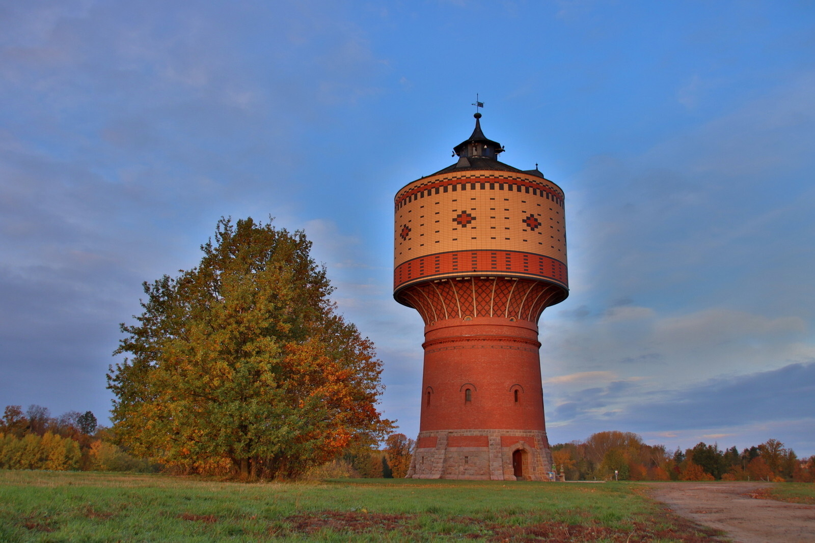 Herbst am Wasserturm  (Bild vergr&ouml;&szlig;ern)