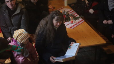 Vorschaubild: 23-12-24 Die Geschichte von der kleinen Fichte wird vorgelesen