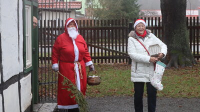 Vorschaubild: 23-12-24 Die Weihnachtsfrau und ihre Helferin
