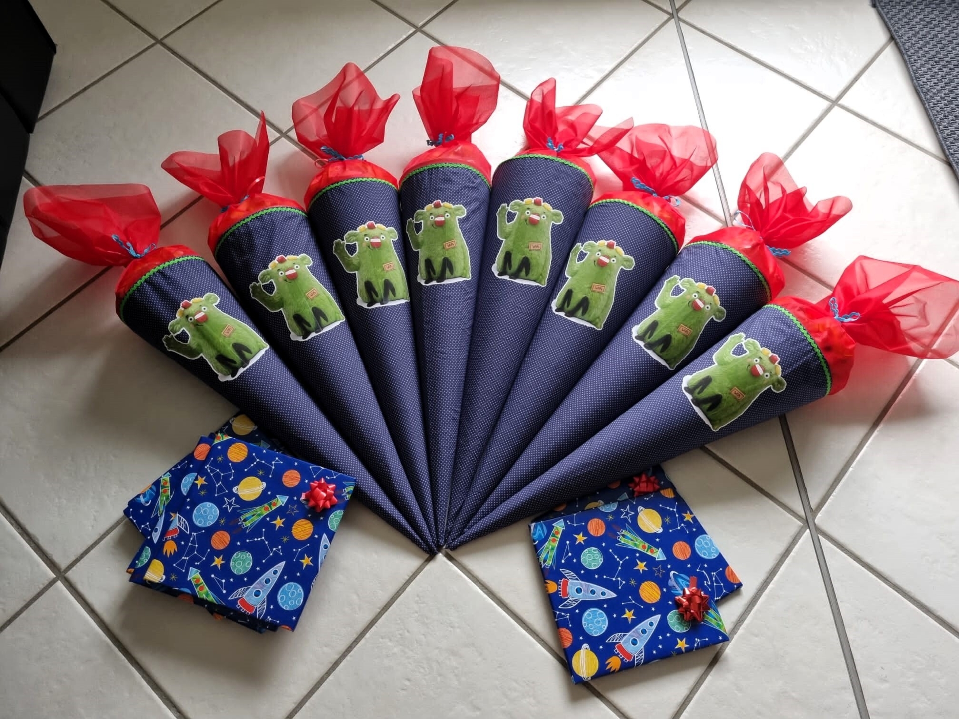 Jedes Jahr packt der Verein f&uuml;r jede Schulanf&auml;ngerklasse im Ort eine Zuckert&uuml;te.  (Bild vergr&ouml;&szlig;ern)