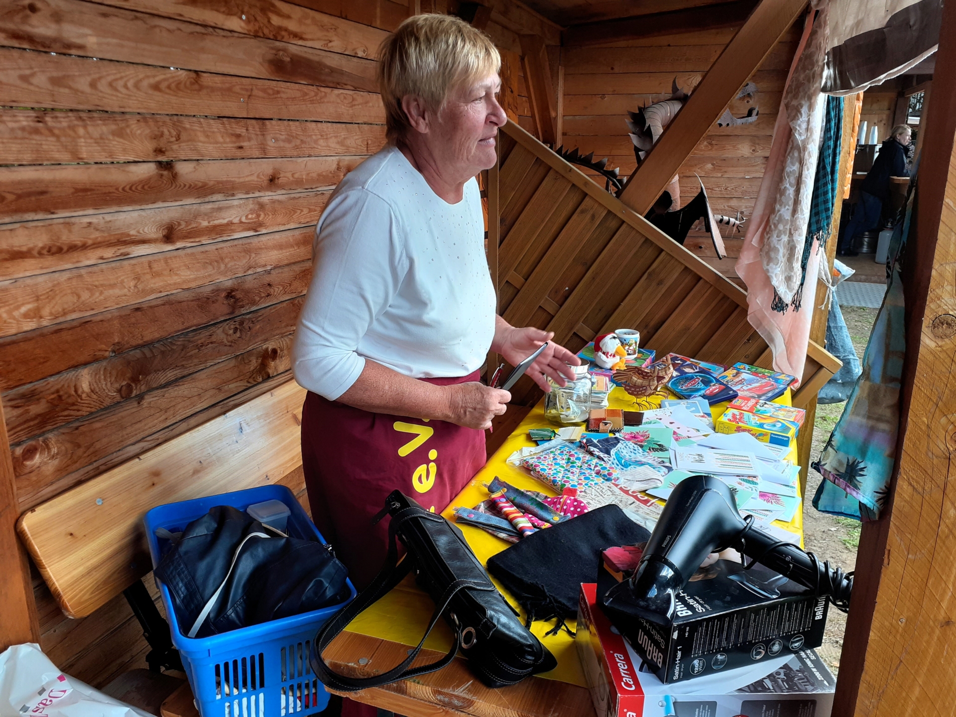 Selbst am Verschenkemarkt-Stand kommen kleine Spenden zustande.  (Bild vergr&ouml;&szlig;ern)