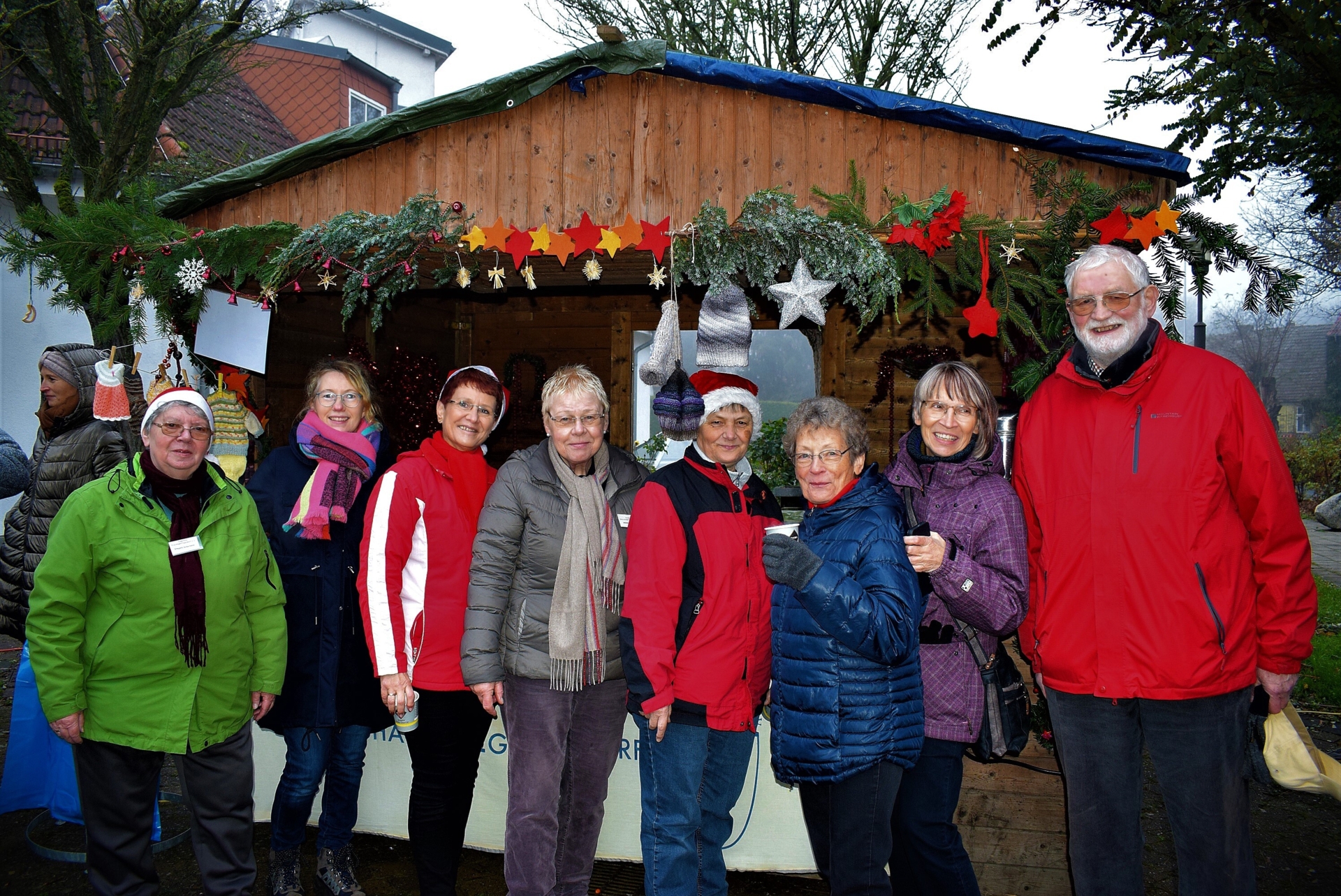 Fertig geschm&uuml;ckt: Vor unserer "H&uuml;tte" am Eggersdorfer Markt  (Bild vergr&ouml;&szlig;ern)