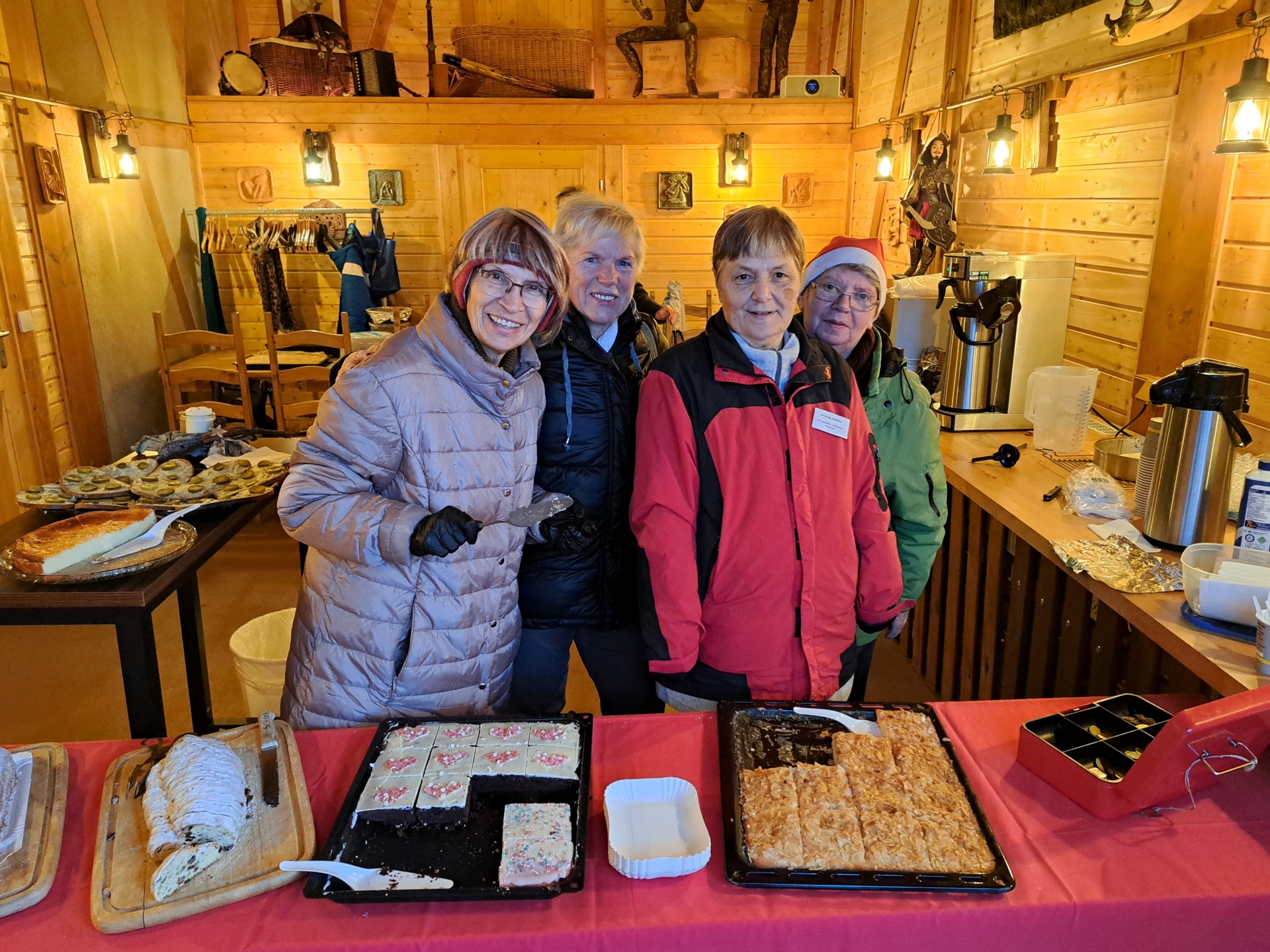 Wir sind wieder bereit: Besuch am Kuchenstand von einem k&uuml;rzlich verzogenen Mitglied.  (Bild vergr&ouml;&szlig;ern)