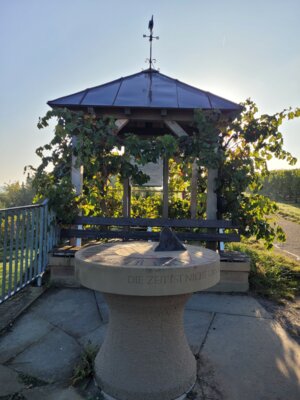 Vorschaubild: Auf dem Eselsberg mit Weinschild