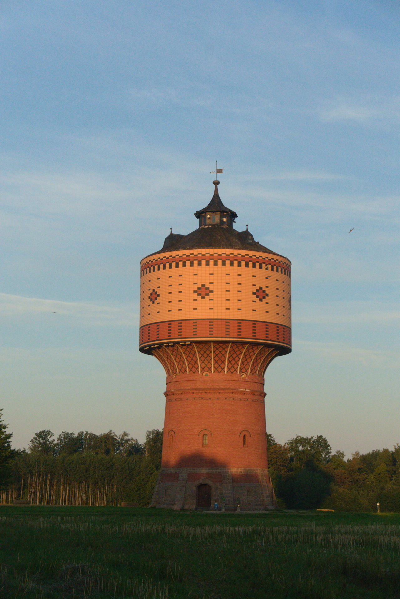 Wasserturm in der Morgensonne  (Bild vergr&ouml;&szlig;ern)