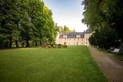 Vorschaubild: Blick auf das Neue Schloss aus Richtung Kurpark