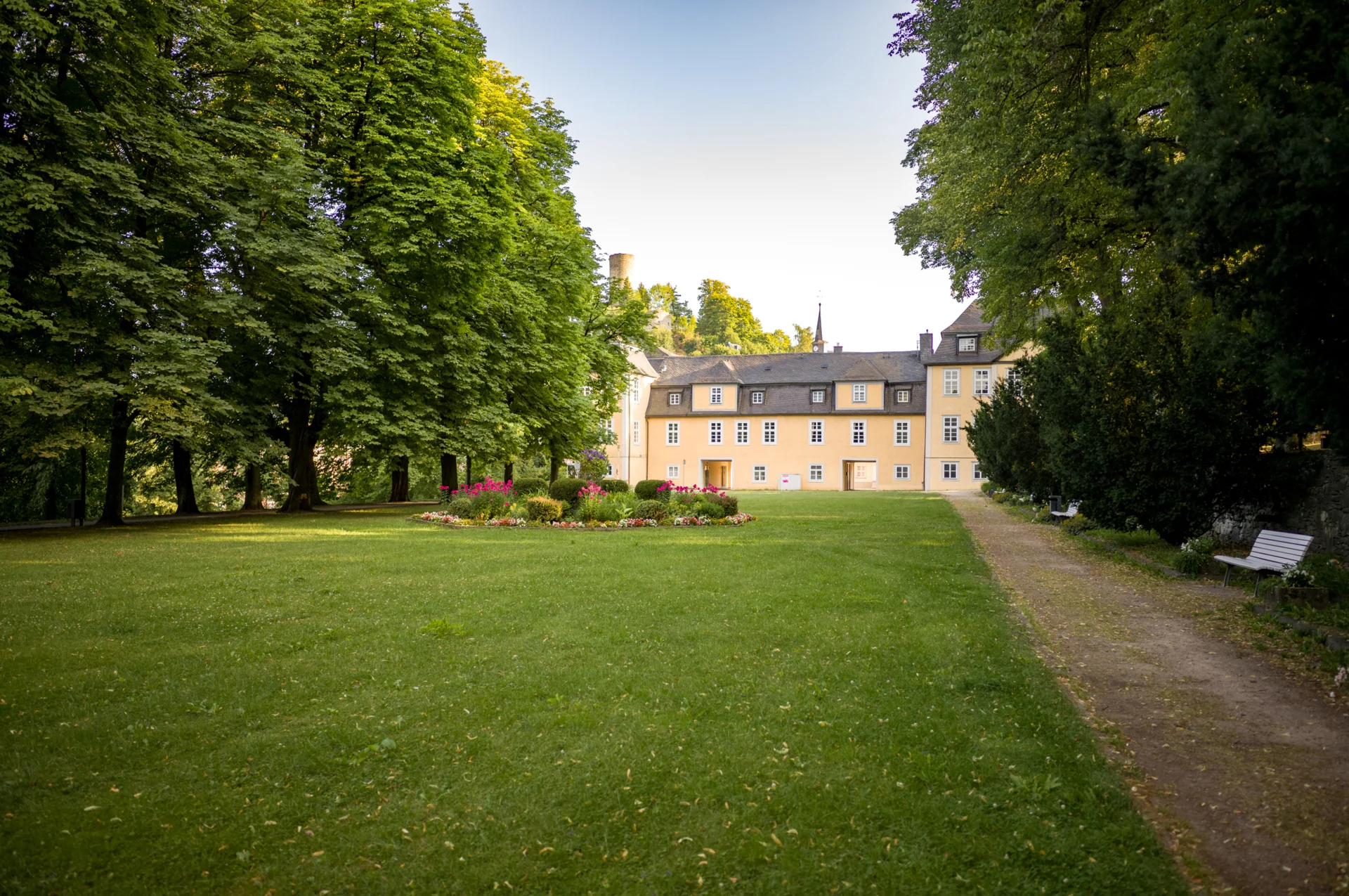 Bild: Blick auf das Neue Schloss aus Richtung Kurpark