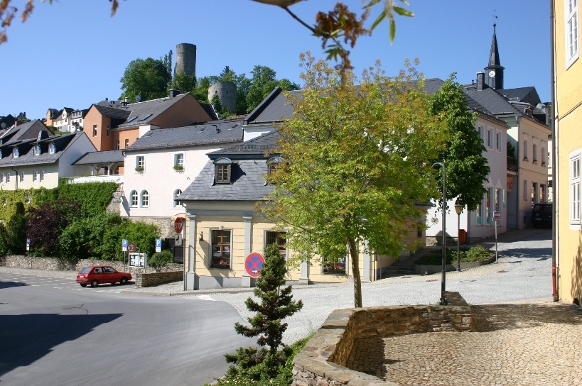 Bild: Touristinformation mit Mauer