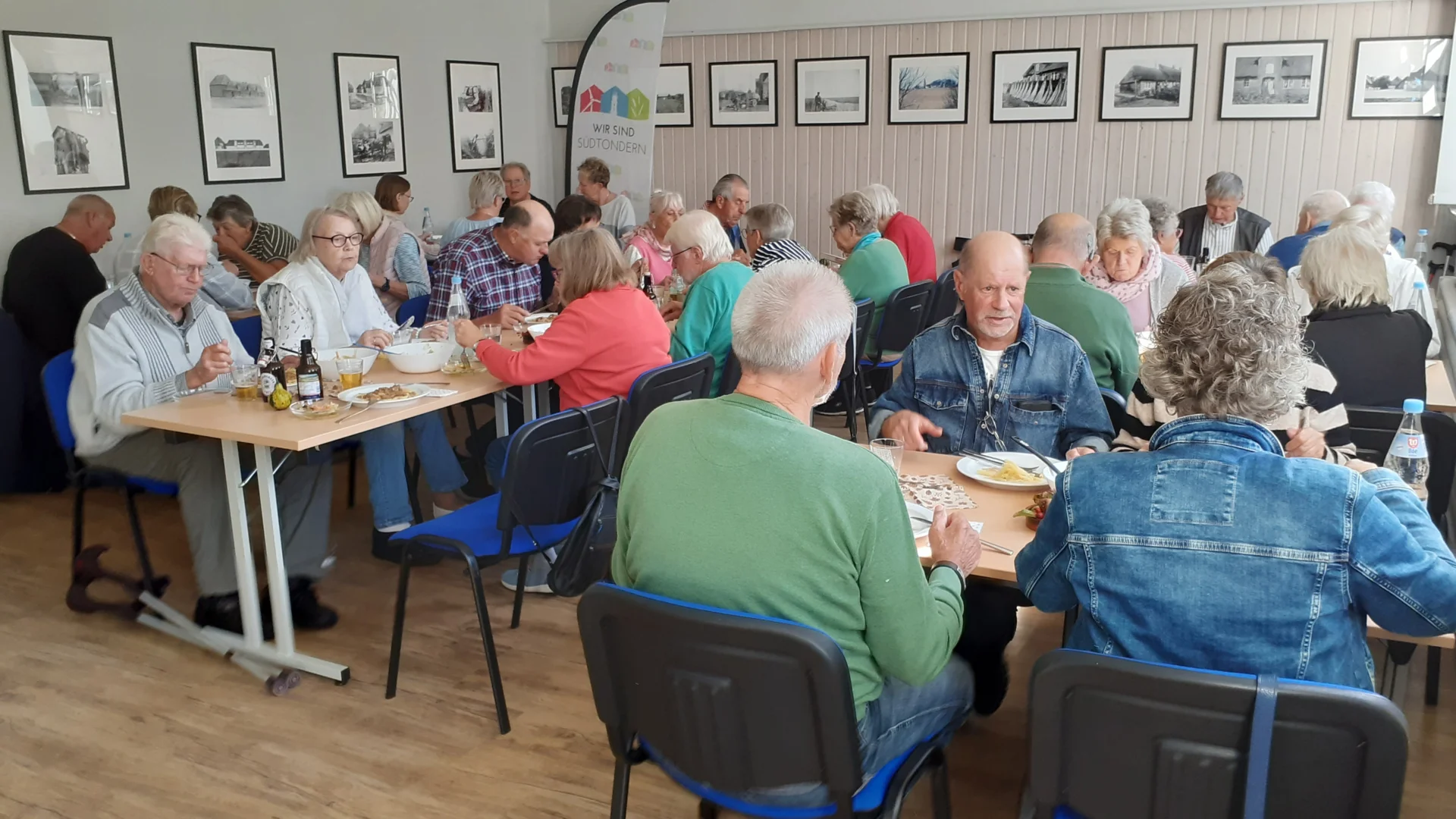 Bild: 24.09.25 - Zum ersten Mal hatte der Ortsverband zu einem „Essen in Gemeinschaft“ eingeladen. 34 erwartungsfrohe Mitglieder ließen sich im Gemeinderaum ein leckeres Rindergeschnetzeltes mit Nudeln und buntem Salat schmecken. Dazu gab es noch eine erfrischende Nachspeise und kühle Getränke. Serviert wurde alles von vier Vorstandsdamen des Ortsverbandes. Natürlich kam ein lebhafter Klönschnack in gemütlicher Runde auch nicht zu kurz.